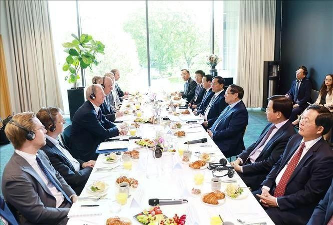 越南政府总理范明正与瑞典大型经济集团领导共进工作早餐。（图片来源：越通社）