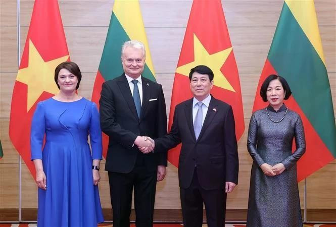 越南国家主席梁强和夫人与立陶宛总统吉塔纳斯·瑙塞达和夫人合影。（图片来源：越通社）