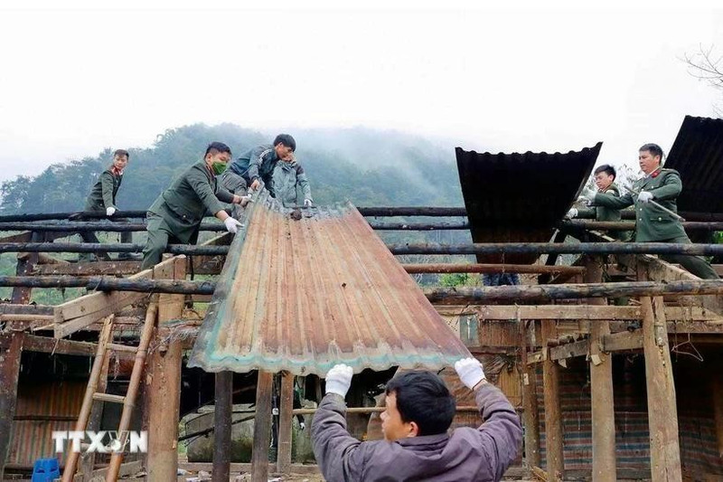 莱州省公安厅干部、战士与当地群众携手协作积极推进拆除临时房、危旧房的工作。（图片来源：越通社）