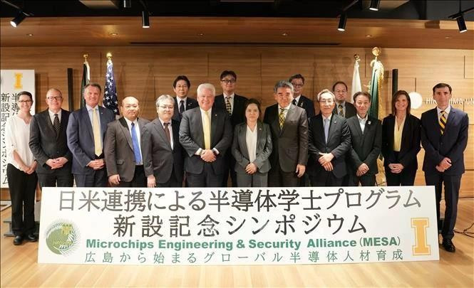 越南驻福冈总领事武芝梅、日本广岛大学校长越智光夫教师、美国爱达荷大学校长斯科特·格林等代表合影。（图片来源：越通社）