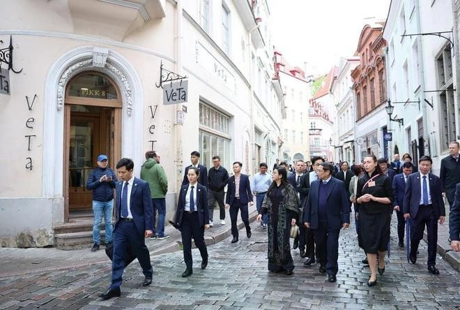 越南政府总理范明正和夫人参观塔林古城。