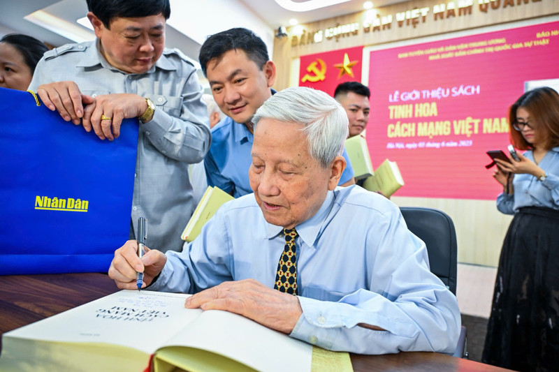 何登记者亲笔签赠书籍。