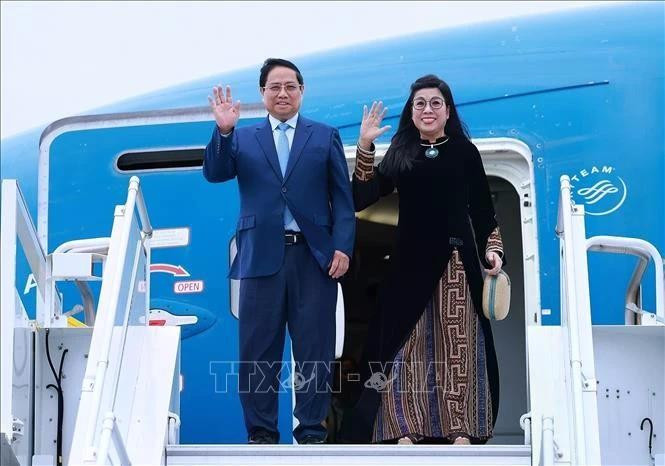 政府总理范明正和夫人抵达爱沙尼亚伦纳特·梅里塔林国际机场，开始对爱沙尼亚进行正式访问。（图片来源：越通社）