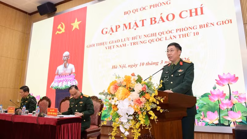 越南人民军总政治局宣训局副局长杜维征大校主持会议。