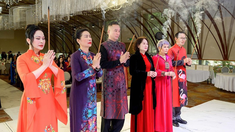 越南奥黛俱乐部上香缅怀并致敬裁缝业祖师。