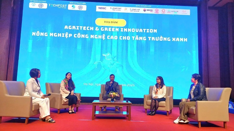 与会代表在研讨会上进行讨论。