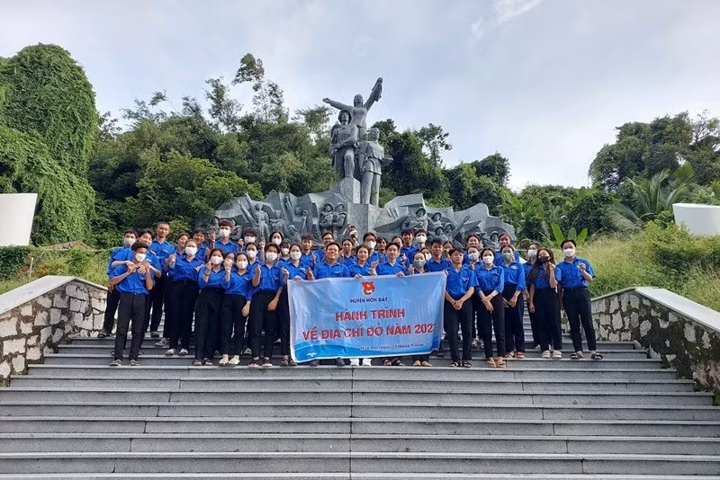 建江省青年组织开展了“红色足迹”之旅，参观国家级历史文化名胜——三岛历史遗迹。