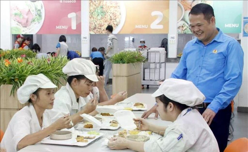 为工人提供轮班期间的膳食有助于保持劳动关系稳定，营造和谐可持续的工作环境。（图片来源：越通社）