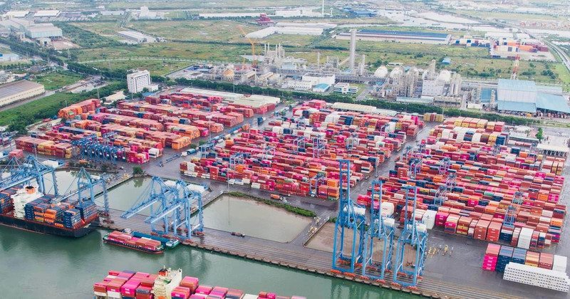 集装箱船停靠盖梅港群中的TCIT港。（图片来源：sggp.org.vn）