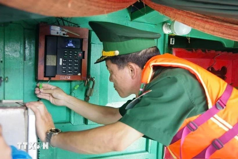 胡志明市边防部队在一艘渔船出海前检查其航程监控设备。