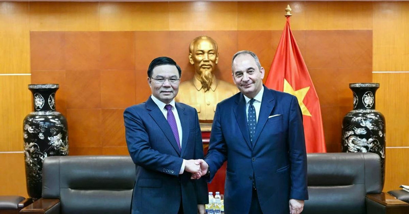 越南工贸部代理部长黎孟雄3月3日在河内会见了希腊议会第一副议长约阿尼斯·普拉基奥塔基斯。