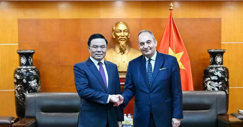 越南工贸部代理部长黎孟雄3月3日在河内会见了希腊议会第一副议长约阿尼斯·普拉基奥塔基斯。