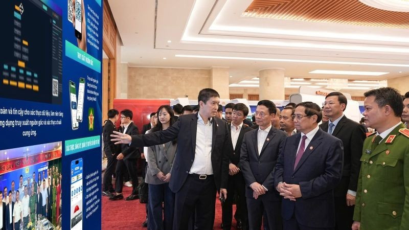 范明正总理参观会议期间举行的科技创新展。