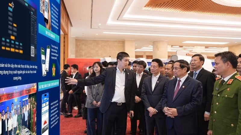 范明正总理参观会议期间举行的科技创新展。