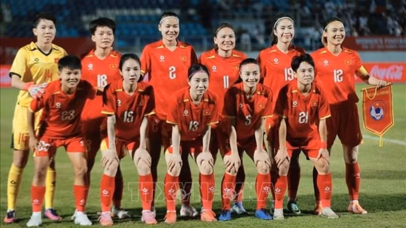 越南国家女子足球队在第33届东运会上获得银牌。（图片来源：越通社）