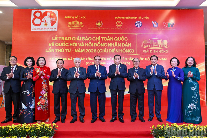 国会主席陈青敏与党和国家各位现任和原任领导人合影。