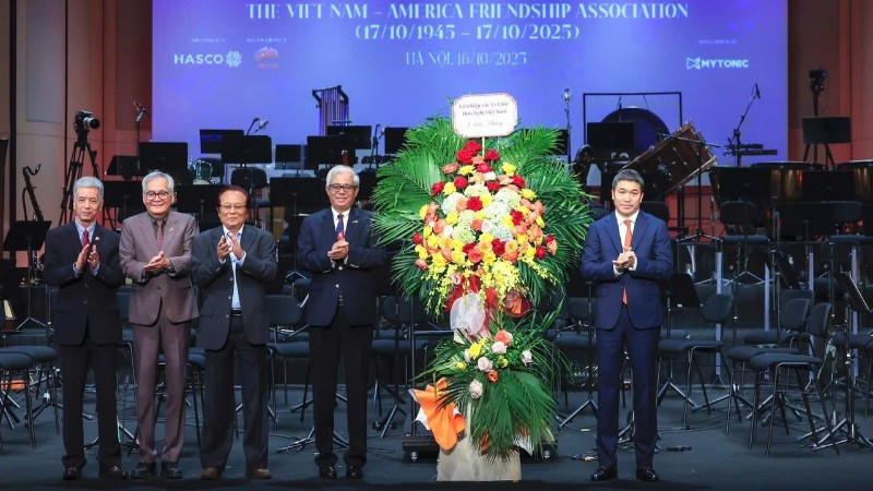 越南友好组织联合会主席潘英山（右一）向越美友好协会送花表示祝贺。（孟阮 摄）