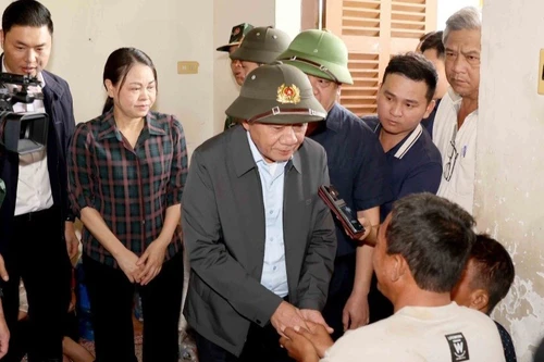 陈锦秀同志前往庆和省延田洪灾地区慰问民众。