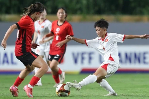 身着白色球衣的越南U20女足在比赛中大胜中国香港U20女足。图片来源:越南足联
