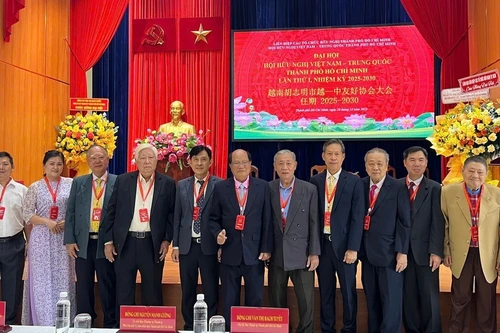 胡志明市越南与中国友好协会12月28日召开代表大会。与会代表合影留念。图片来源：西贡解放日报