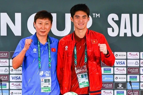 越南U23队主教练金相植与门将陈忠坚在新闻发布会上。（图片来源：VFF）