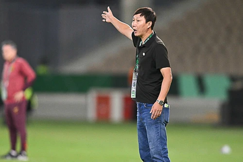 越南U23队主教练金相植在对阵中国U23队的半决赛中场边指挥。