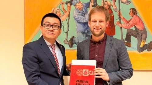 武黎泰黄大使和施蒂利亚州共产党主席、施蒂利亚州议员亚历山大·梅林茨。