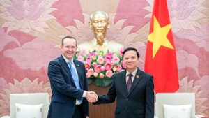越南国会副主席阮克定会见巴西—越南友好议员小组主席霍奈塞尔。