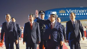 越南政府总理范明正抵达中国天津，开始出席上海合作组织峰会之行。（图片来源：越通社）