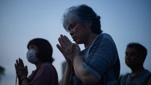 2024年8月6日，民众在日本广岛的广岛和平纪念公园纪念原子弹爆炸的受害者。（图片来源：新华社）
