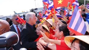首都河内民众欢迎古共中央第一书记、古巴共和国主席米格尔·迪亚斯—卡内尔·贝穆德斯访越。（图片来源：越通社）