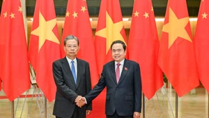 越南国会主席陈青敏与中国全国人大常委会委员长赵乐际。
