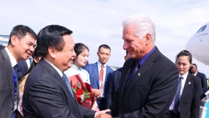 越共中央政治局委员、中央理论委员会主席、胡志明国家政治学院院长阮春胜在机场迎接古共中央第一书记、古巴共和国主席米格尔·迪亚斯—卡内尔·贝穆德斯及夫人。（图片来源：越通社）