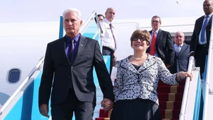 古共中央第一书记、古巴共和国主席米格尔·迪亚斯—卡内尔·贝穆德斯及夫人抵达河内。（图片来源：越通社）