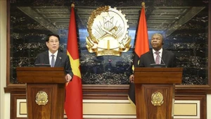 越南国家主席梁强与安哥拉总统若昂·曼努埃尔·贡萨尔维斯·洛伦索会见记者。（图片来源：越通社）