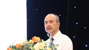 海外越南人国家委员会主任阮忠坚主持活动。