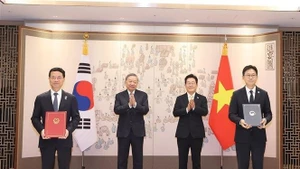 越共中央总书记苏林与韩国总统李在明共同见证越南科学技术部与韩国科学技术信息通讯部交换科技合作谅解备忘录文本。（图片来源：越通社）