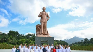 原越共中央总书记农德孟、国会主席陈青敏同与各位代表在胡伯伯雕像前合影留念。