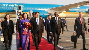 国家主席梁强与夫人抵达罗安达，开始对安哥拉进行国事访问。（图片来源：越通社）