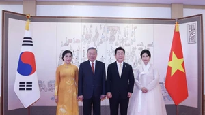 韩国总统李在明和夫人同越共中央总书记苏林和夫人合影。（图片来源：越通社）