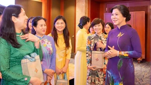 越共中央总书记苏林夫人吴芳璃会见在韩越南新娘代表。