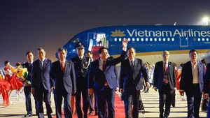 越南政府总理范明正抵达中国天津，开始出席上海合作组织峰会之行。（图片来源：越通社）