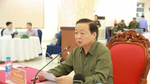 政府副总理陈红河在政府设于义安省的前方指挥所主持召开会议。（图片来源：VGP）