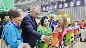 企业向代表们介绍产品。（图片来源：越通社）