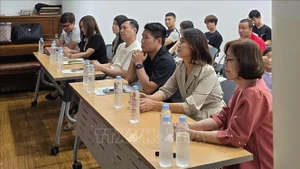 为在韩华城工作的越南劳务人员提供法律咨询。（图片来源：越通社）
