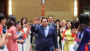 越南政府总理范明正与旅居中国的越南人社群亲切会面交流。（图片来源：VGP）