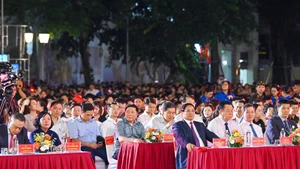 越南政府总理范明正与各位党和国家领导前来观看文艺演出。