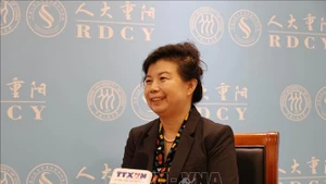 中国人民大学重阳金融研究院研究员刘英（右）接受越通社记者的采访。图自越通社