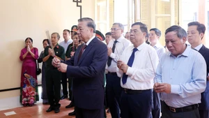 越共中央总书记苏林在河内行横街48号遗址上香缅怀胡志明主席。（图片来源：越通社）