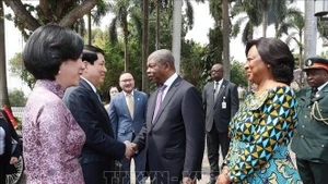 安哥拉总统若昂·曼努埃尔·贡萨尔维斯·洛伦索与夫人亲自在停车处迎接梁强及夫人。（图片来源：越通社）